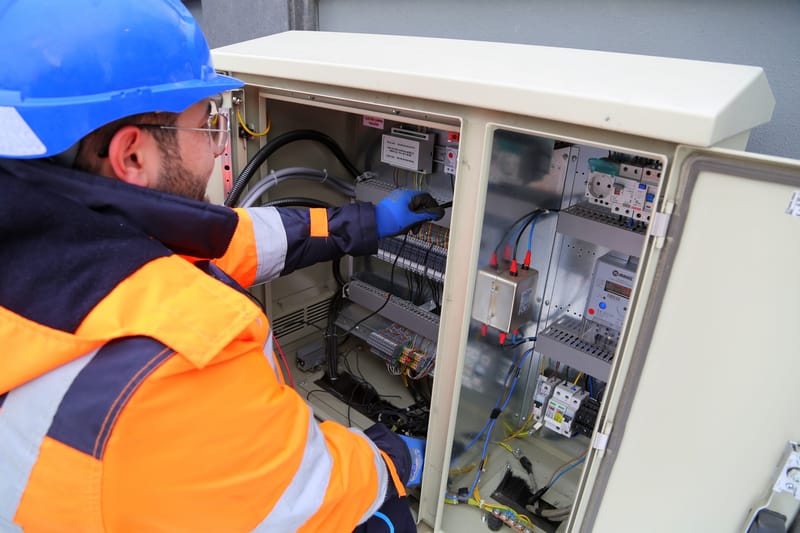 Elektriker trekker kabler i tak