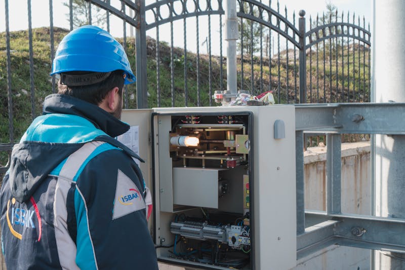 Elektriker på arbeid i bolig