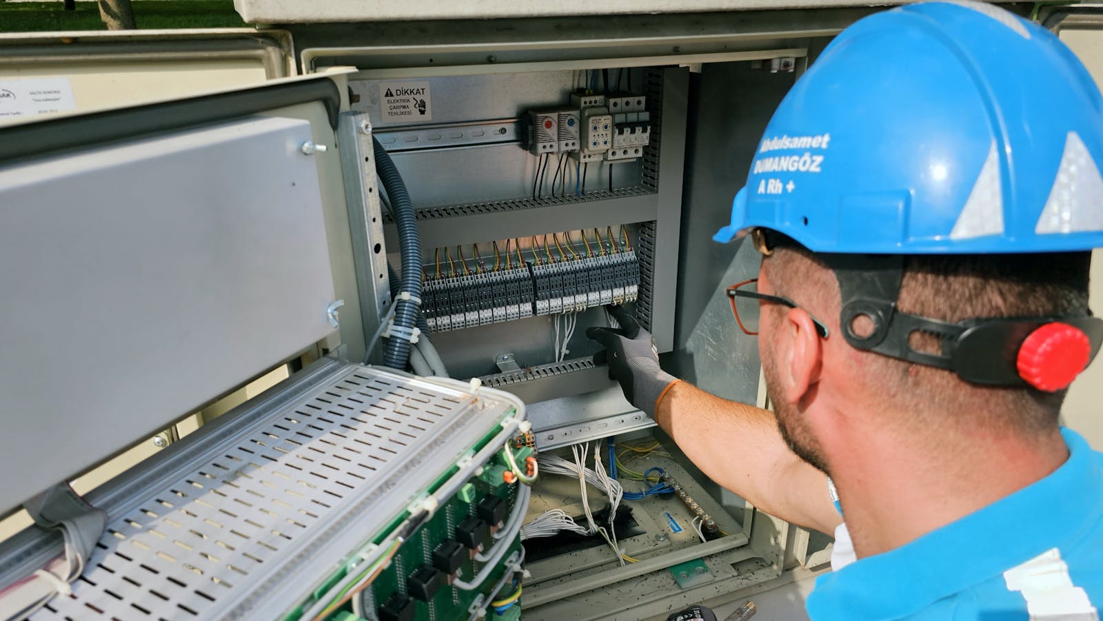 Elektriker kobler til sikringsskap