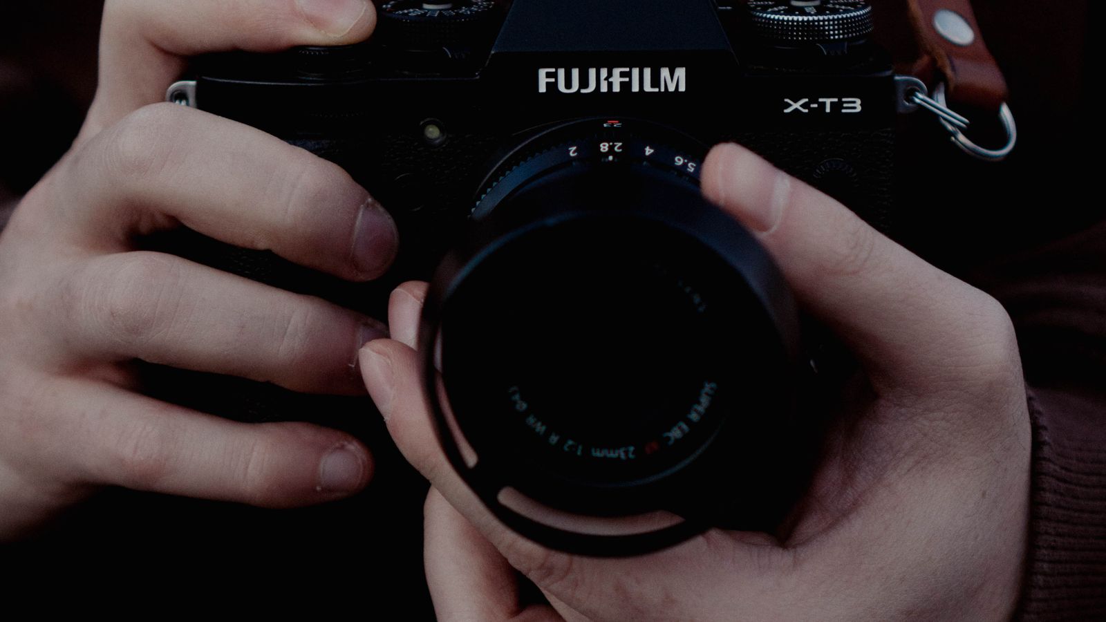 Fotograf holder kamera klart til fotografering