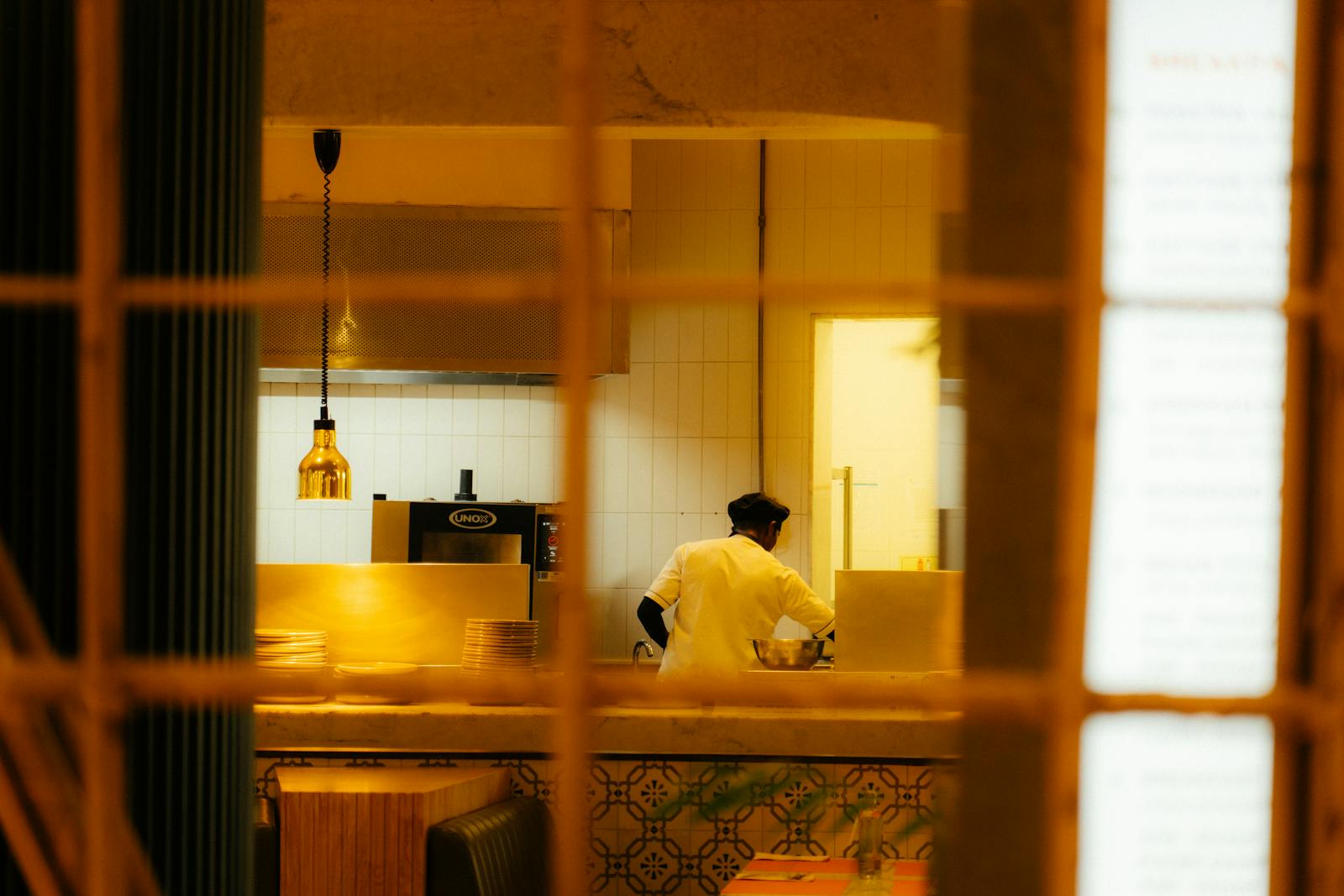 Restaurantbord dekket til middag