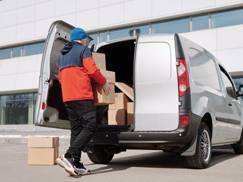 Budbil lastes for levering